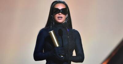 Ким Кардашьян в total-black получила награду "Икона моды" и упомянула бывшего