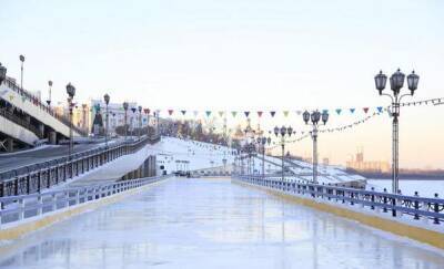 На тюменской набережной заливают ледовые арены площадью 3800 квадратных метров