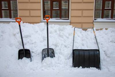 Коммунальщики нарушили правила безопасности при уборке крыш в Петербурге