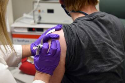 На Украине решили колоть третью дозу вакцин от ковида, начнут с "иммунокомпрометированных"