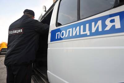 Двое мужчин избили и ограбили курьера в подъезде жилого дома на юго-востоке Москвы