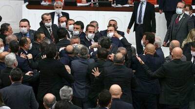 В Турции депутаты от правящей партии подрались с оппозицией