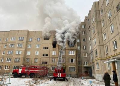 Причиной мощного пожара в пятиэтажке на Урале стал взрыв бытового газа