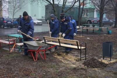 Во дворе нескольких домов на Рылеева в Тамбове установили скамейки и урны
