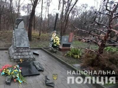 В Первомайске вандалы разбили памятник Героям Небесной сотни