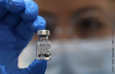 Pfizer/BioNTech заявили об эффективности трех доз своей вакцины против "омикрона"
