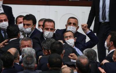 В парламенте Турции вспыхнула драка депутатов