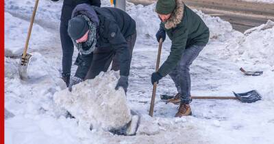 В Санкт-Петербурге к уборке снега привлекли старшеклассников