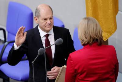 Новый канцлер Германии Шольц принял присягу в Бундестаге