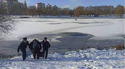 В Минске мужчина вытащил провалившегося под лед рыбака
