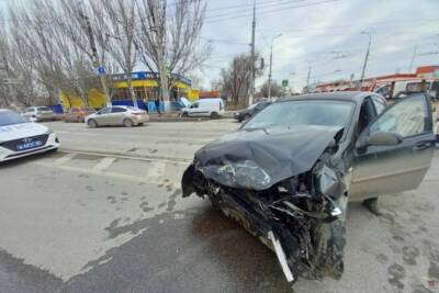 В Волгограде произошло жесткое ДТП с двумя легковушками