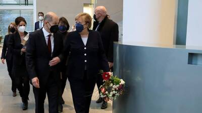 Меркель попросила нового канцлера Шольца исполнить ее желание
