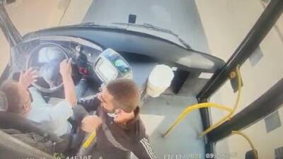 Видео: в Цфате пассажир разбил бутылку о голову водителя за просьбу оплатить проезд