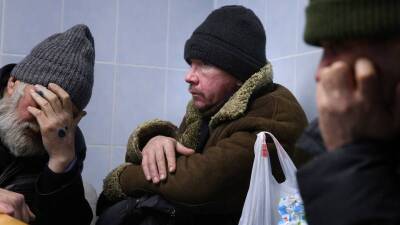 Жители Петербурга призвали Беглова решить проблему бездомных в парадных