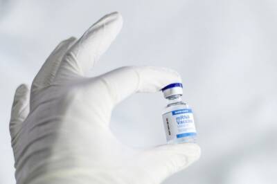 Pfizer и BioNTech представят вакцину от штамма «омикрон» к марту 2022 года
