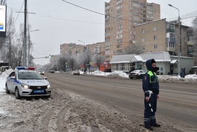 За соблюдением правил следят на пешеходных переходах в Серпухове