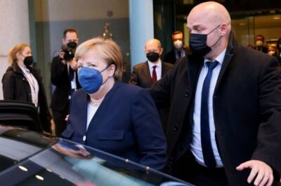 Меркель передала дела новому канцлеру Германии Шольцу