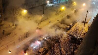 За паром не видно ни зги: реки из кипятка затопили улицы в Петербурге