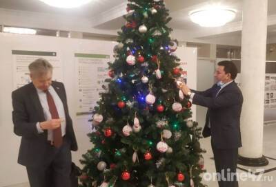 Депутаты Ленобласти приняли участие в благотворительной акции «Ёлка желаний»