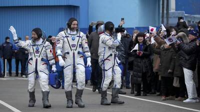 Японские туристы и космонавт из России открыли люки и перешли на МКС