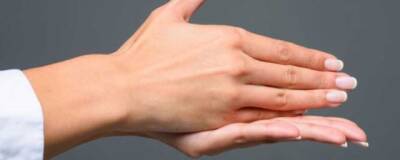 Короткий указательный палец может служить признаком большой физической силы женщины