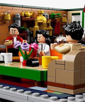 Фанатам «Друзей» и «The Beatles»: Lego представили коллекцию подарков с культовым сериалом и музыкантами