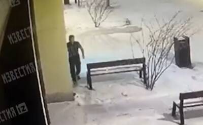 В Москве девушка выпрыгнула с балкона, чтобы спастись от мигранта-насильника. На улице он догнал ее и ударил ножом в шею
