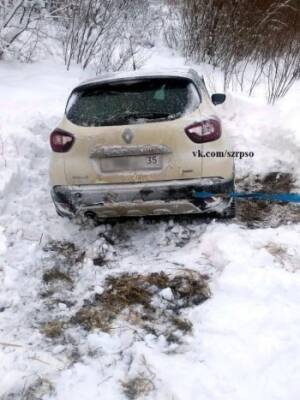 Неаккуратный водитель «Renault Kaptur» смог выбраться из кювета только благодаря спасателям