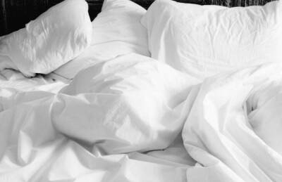 Как освежить подушку без стирки и химчистки: бабушкина хитрость