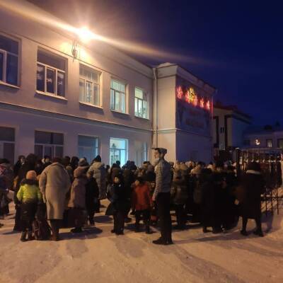 Школьники в Томске подпалили снеговика из ваты вместе со школой ради контента для TikTok