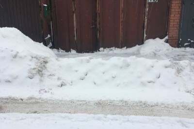 Жители Первомайского района Новосибирска не смогли выйти из дома после уборки снега с дороги