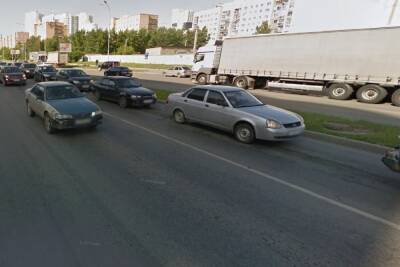 Один автомобилист прокатил другого на капоте в Новоуральске