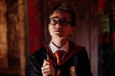 Дэниэл Рэдклифф поделился первым кадром спецэпизода "Гарри Поттера"