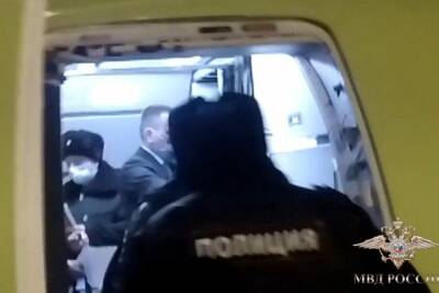 Нетрезвая женщина напала на полицейского в новосибирском аэропорту