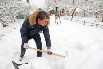 Петербургских подростков стали привлекать к уборке снега