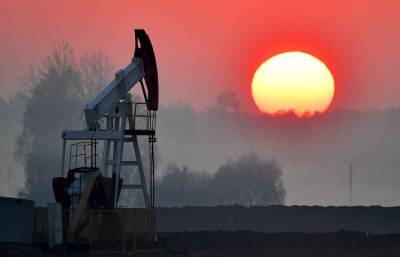 Нефть дорожает на ослаблении опасений по поводу "омикрона"