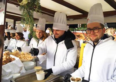 Мэр Праги угостил горожан рождественским супом