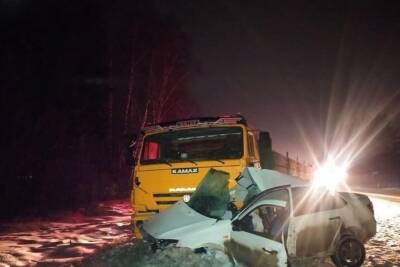 В Удмуртии вечером 8 декабря водитель погиб от столкновения с КамАЗом