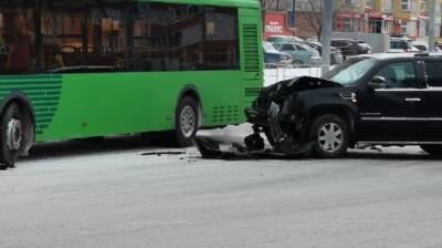 В Тюмени на улице Пермякова столкнулись Кадиллак и автобус