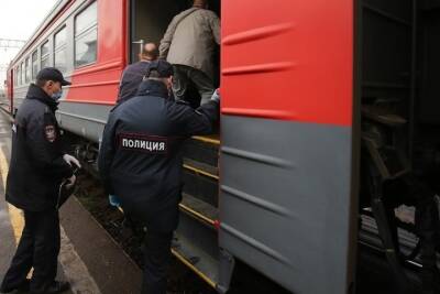 В Волгограде пассажир пригородного поезда украл у проводницы планшет