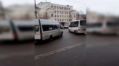 В центре Воронежа маршрутчики перекрыли движение и устроили разборку: появилось видео