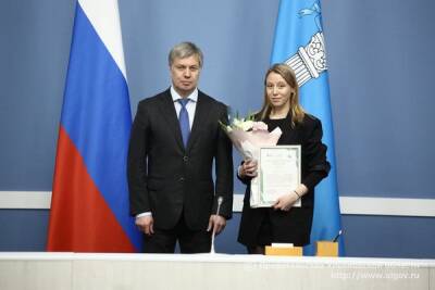 Алексей Русских наградил ульяновских волонтёров