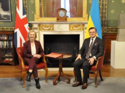 Кулеба на встрече с главой МИД Великобритании заявил, что "российские официальные представители угрожают Украине уничтожением"