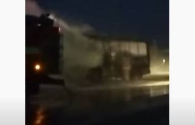 Под Саратовом сгорел автобус, развозящий рабочих