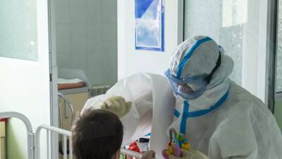 Более 570 тысяч случаев COVID-19 выявлено у детей до 17 лет в России за 2021 год