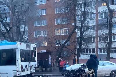 В Пензе на проспекте Победы троллейбус попал в ДТП с иномаркой