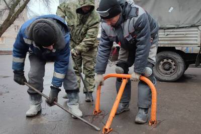 На улицах Бориса Васильева и Володарского в Тамбове демонтируют незаконные блокираторы парковки