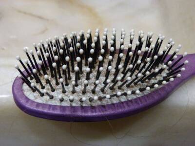 Как очистить расческу от волос за несколько секунд: понадобится простой столовый прибор - skuke.net