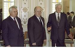 The Independent: 30 лет назад три человека убили СССР. Россия была ограблена