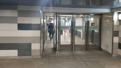 Хулиганы избили вступившегося за молодую пару мужчину в переходе московского метро